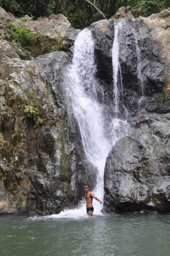 Cachoeira que forma um belo poço, logo acima da Argyle, a maior de Tobago, próximo à Speyside